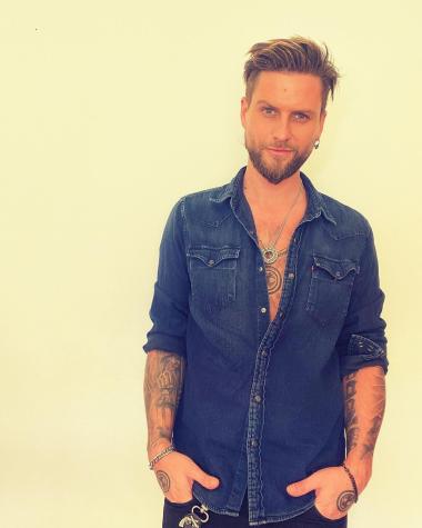 "Arrugado": Jean Philippe Cretton saca risas con su look relajado