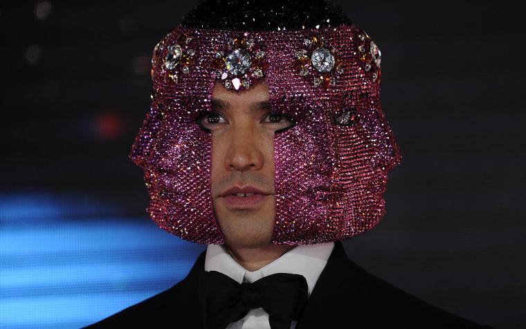 El look con el que Di Mondo opacó a Elton John en su fiesta