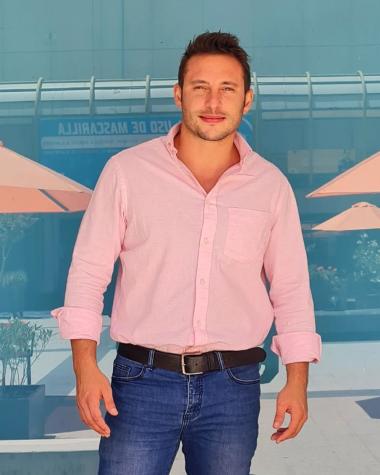 ¿En pareja? Francesco Gazzella sorprende con romántica postal