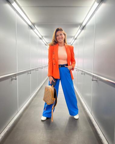 Karen Bejarano celebra especial fecha con osado vestido neón 