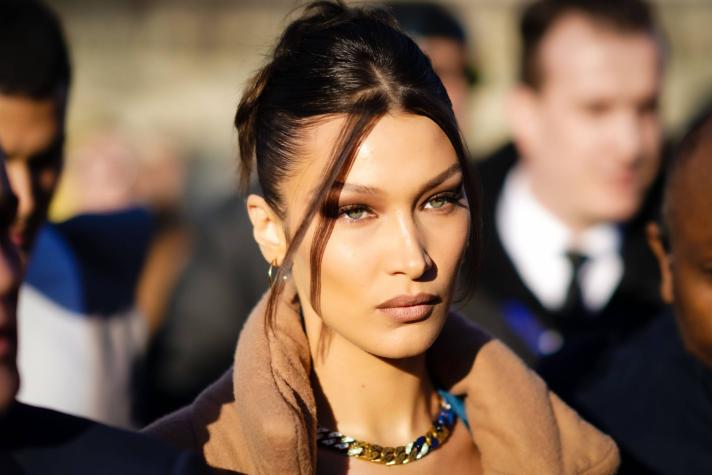 Bella Hadid luce atuendo de los 2000 en cita con su novio