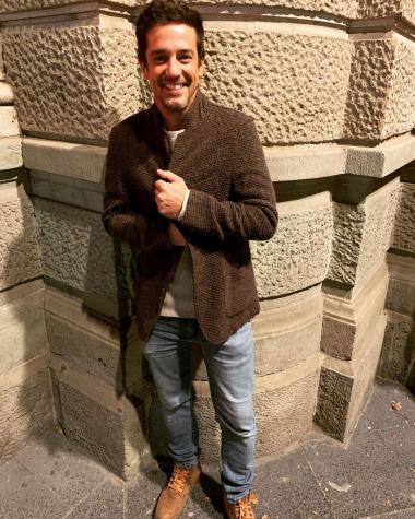 Matías Oviedo posa junto a su hija recién nacida