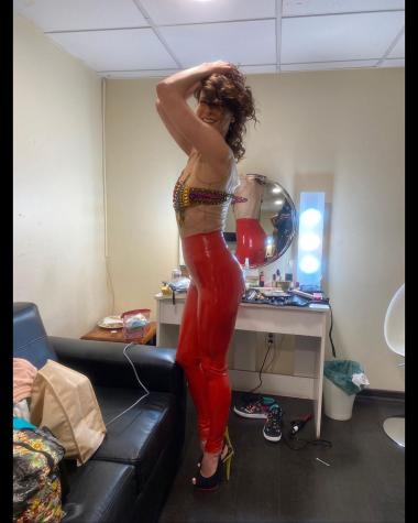 “Tras bambalinas”: Tonka Tomicic se luce con panty liga