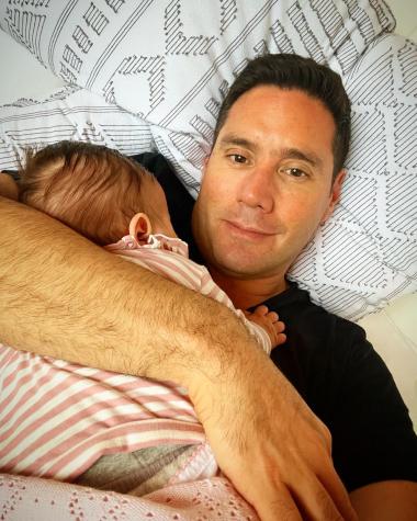 Pancho Saavedra critica la falta de postnatal para hombres