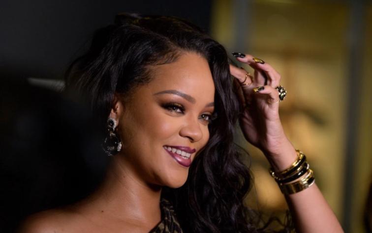 Rihanna aparece por primera en público tras convertirse en madre