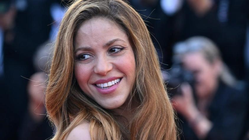 Shakira es vinculada a desconocido hombre surfista