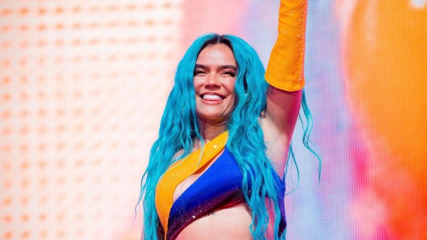 Karol G termina a las lágrimas tras despedirse de su pelo azul