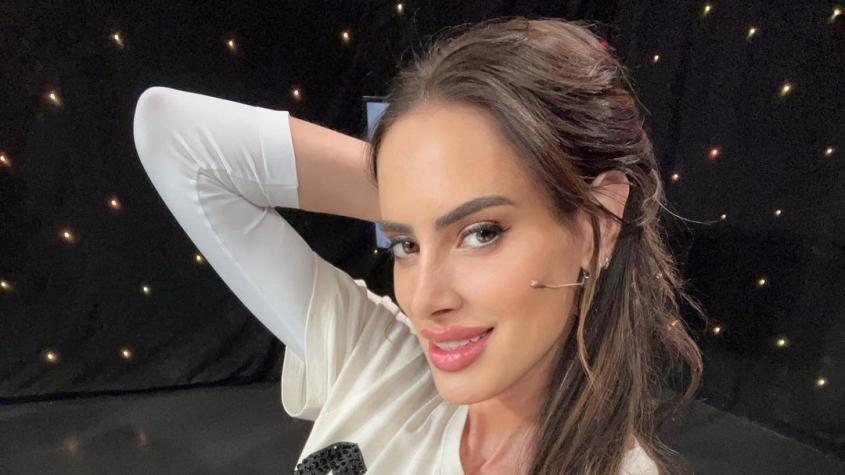 "Ridícula": Adriana Barrientos es criticada por hacer yoga en bikini