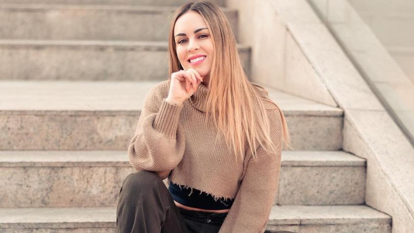 Maura Rivera muestra el desastre que quedó en su casa