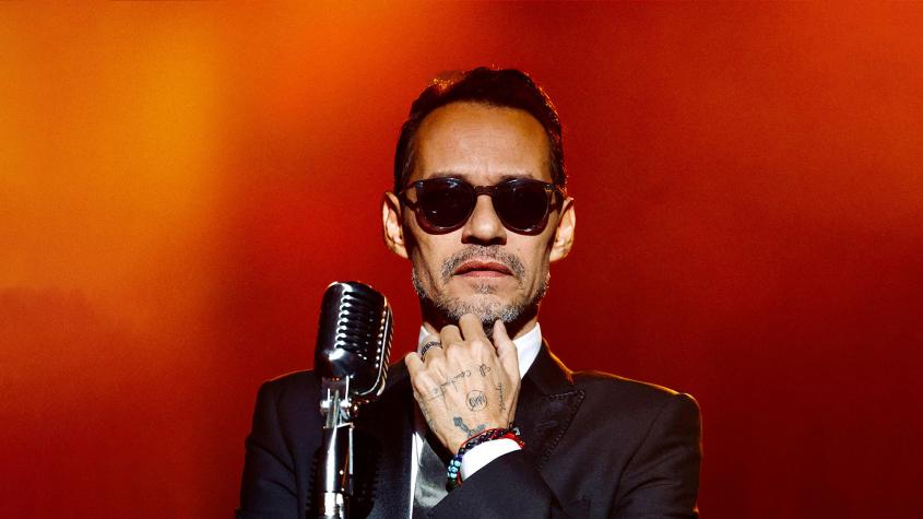 Lanzan botella a Marc Anthony en pleno concierto: Su respuesta fue brutal