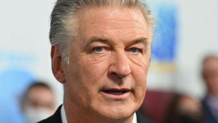 Alec Baldwin logra salvarse tras disparar y dar muerte a su directora de fotografía