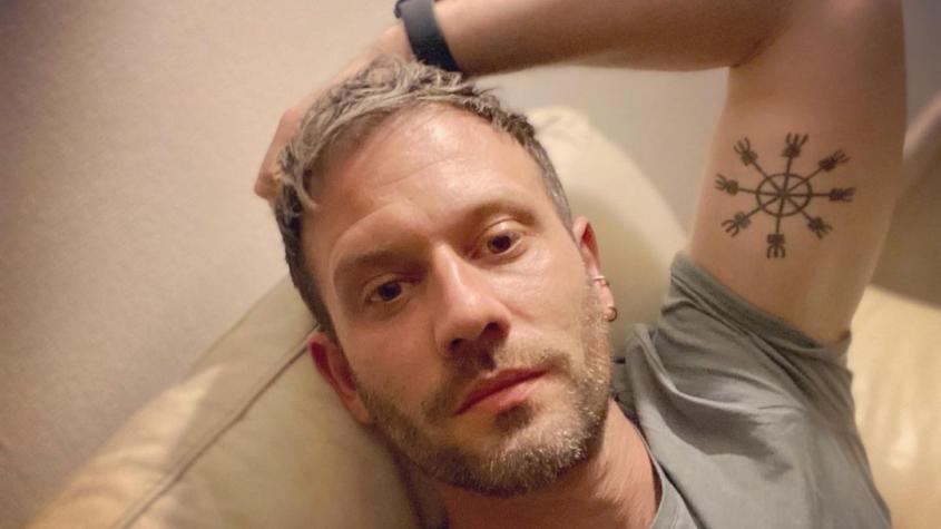 Hernán Contreras posa a torso desnudo con su gato