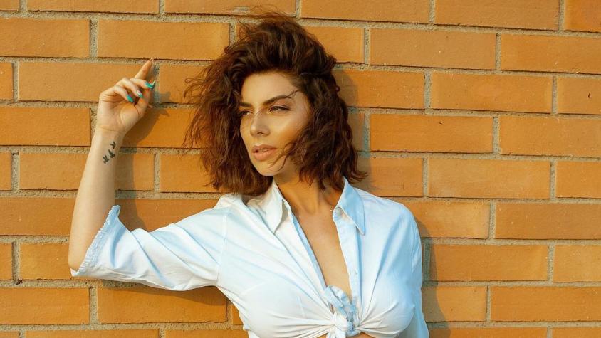 Kathy Contreras impacta con su figura posando en micro bikini