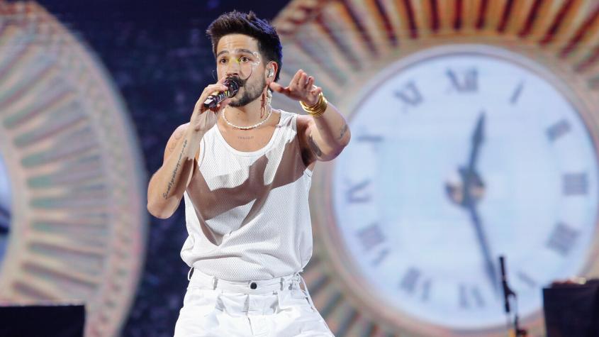 Con look full blanco y sin zapatos: Así lució Camilo en Viña 2023