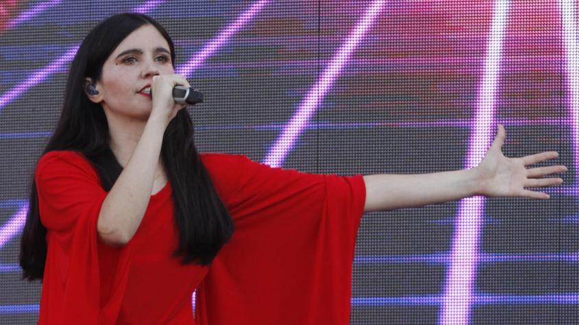 ¡Tapada solo con un libro! Javiera Mena causa furor con sensual foto desde la tina