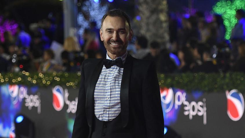 Jordi Castell luce extravagante cola en su traje en Noche Cero