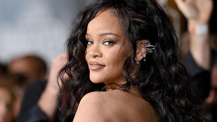 Rihanna deslumbra con vestido transparente en la alfombra roja de los Oscar