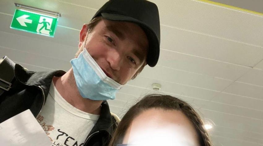 ¿En qué andaba?: Robert Pattinson fue visto en aeropuerto de Santiago