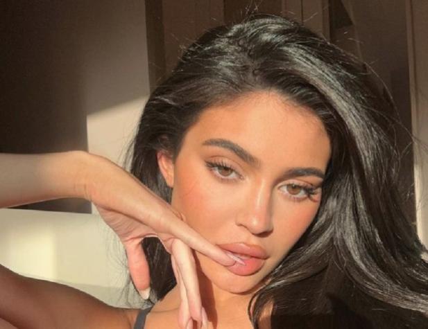 Kylie Jenner se refiere a comentarios sobre sus múltiples cirugías estéticas: "Es una idea errónea"