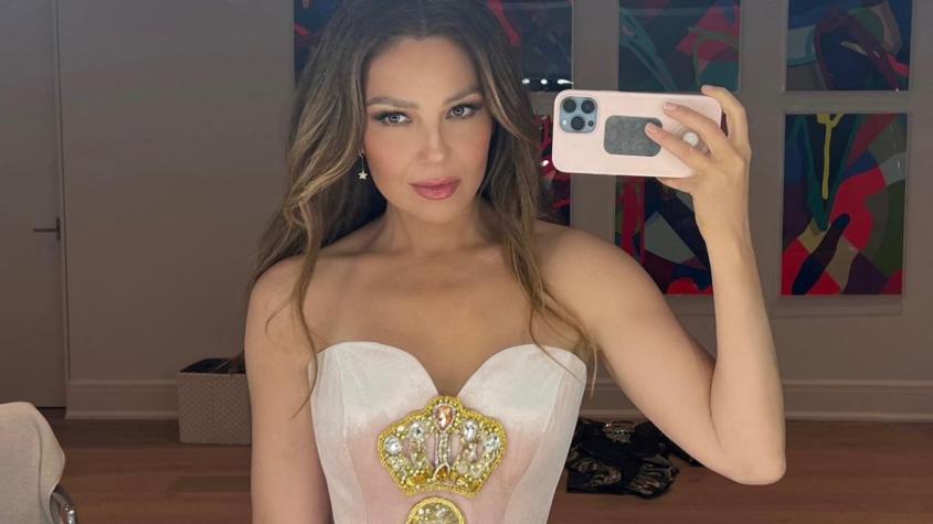 Thalía es blanco de hirientes críticas tras posar en bikini: “¿Y el ombligo?”