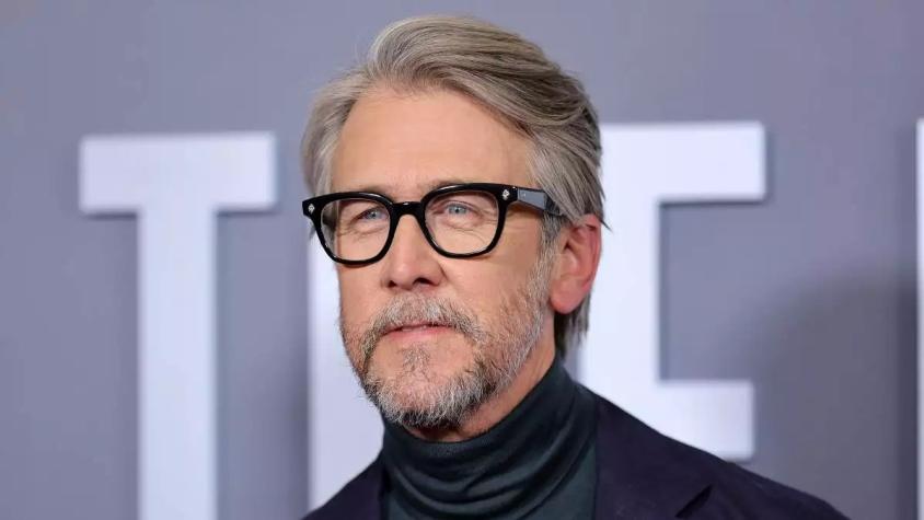 Actor de Succession sufre grave accidente: chocó su auto con una pizzería