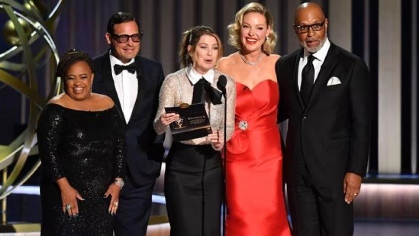 Elenco de Grey's Anatomy se reúne en la gala de los Emmy 2024