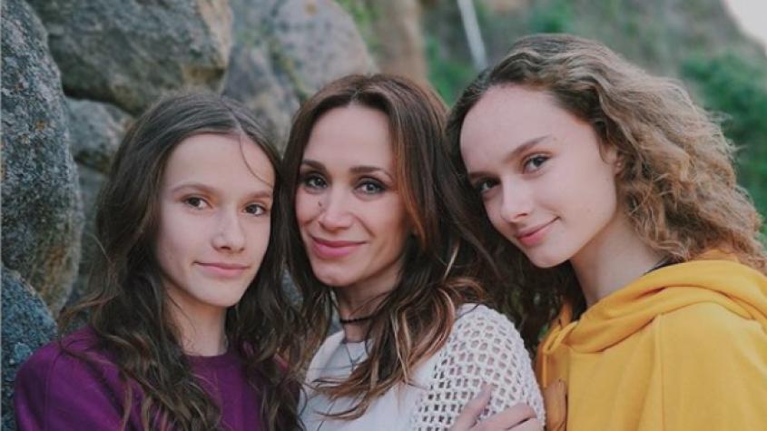 Alejandra Fosalba encanta con look de año nuevo junto a sus hijas