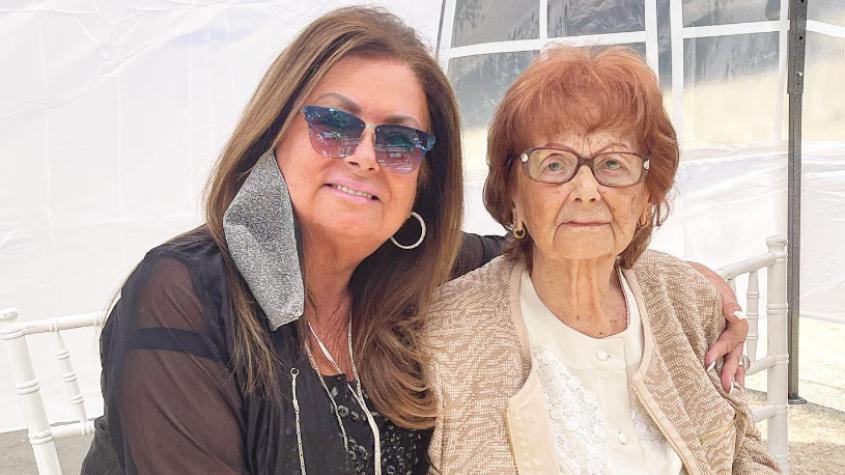 Tía Sonia junto a su madre Tía Sonia junto a su madre