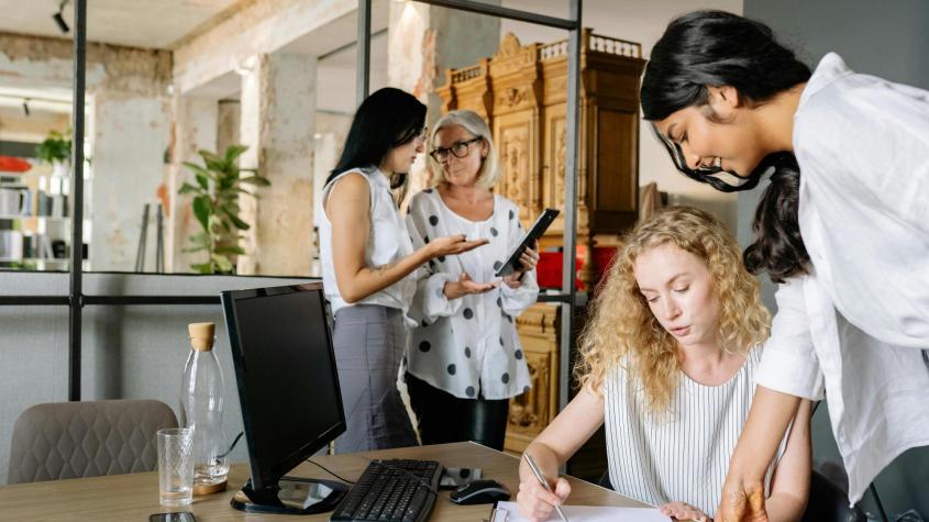 El 96% de las mujeres chilenas siente presión de lograr buen desempeño en todos sus roles