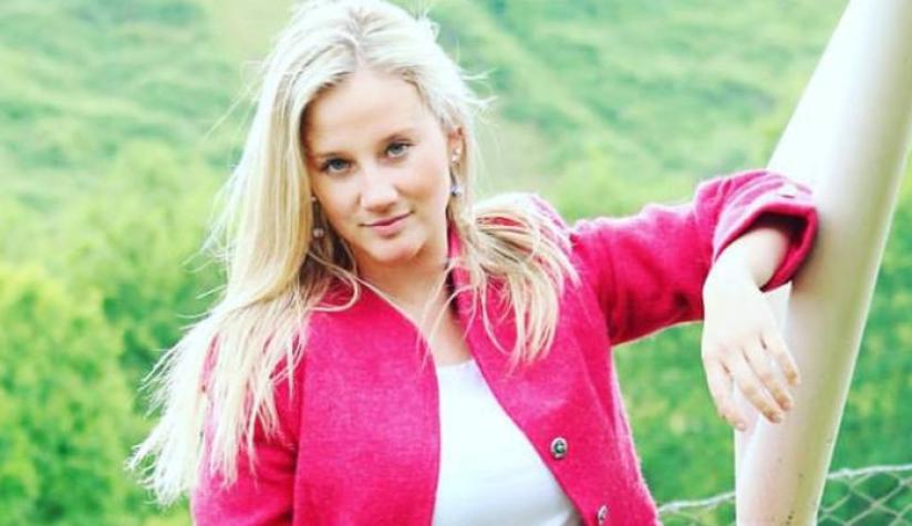 Ex chica Mekano Rosemarie Dietz sorprende al posar con su hermana "clon"