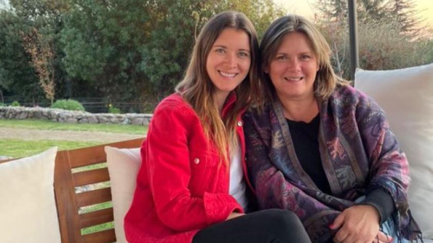 Carla Jara junto a su madre Carla Jara junto a su madre