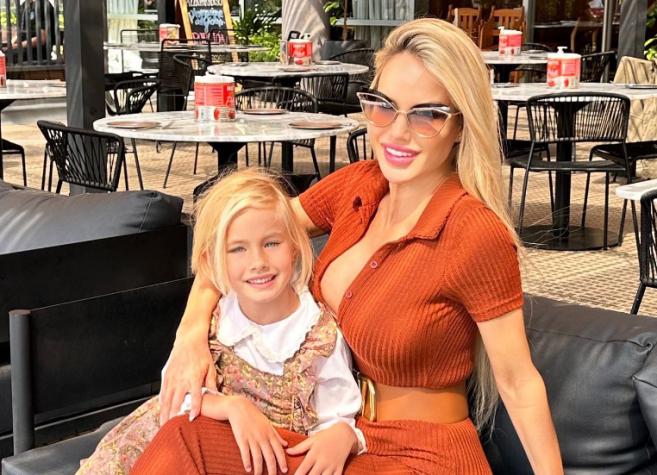 Luciana Salazar junto a su hija