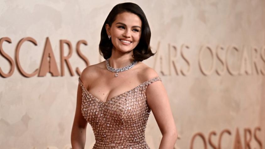 Selena Gomez deslumbra en oro rosa: así fue su paso por la alfombra roja de los Oscars 2025
