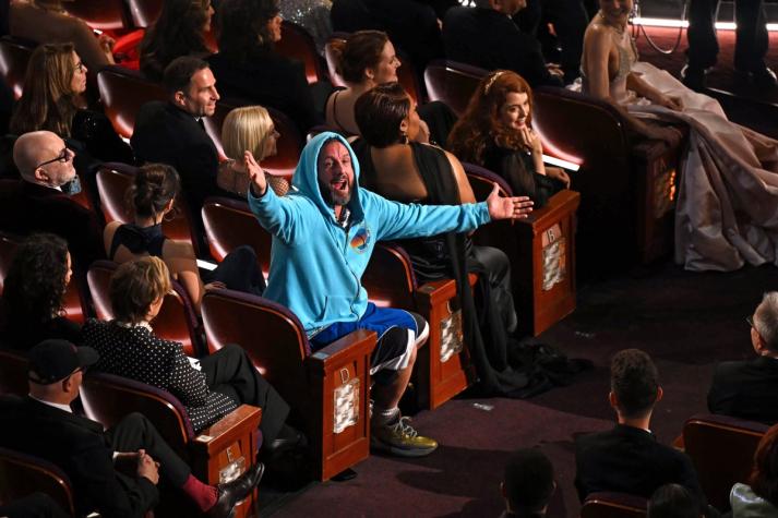 Adam Sandler sorprende en los Oscar 2025 con polerón, shorts y una salida abrupta del escenario