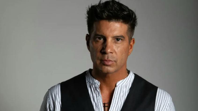 Mario Velasco roba miradas en redes al posar con su hijo abogado: “Minos”