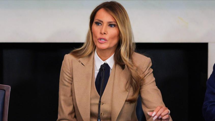 Este es el look que utilizó Melania Trump en su primera aparición pública desde que Donald tomó el poder