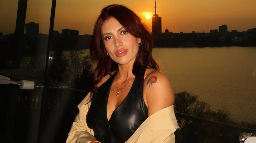 Tomando café y leyendo un libro: Karen Paola reaparece públicamente tras estar internada