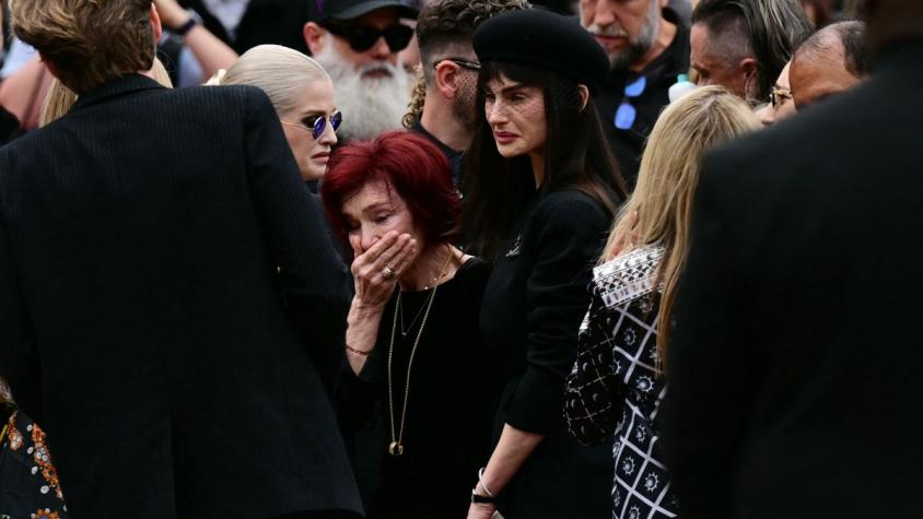 Las conmovedoras imágenes de Sharon Osbourne y sus hijos despidiendo a Ozzy Osbourne