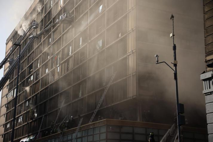 Ex chico Yingo estaría involucrado en incendio en el centro de Santiago: tenía bodega ilegal en subterráneo