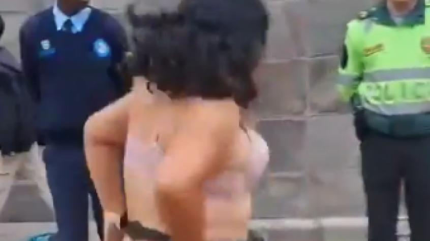 Vendedora ambulante se desnuda y agrede a seguridad municipal para evitar confiscación de mercadería