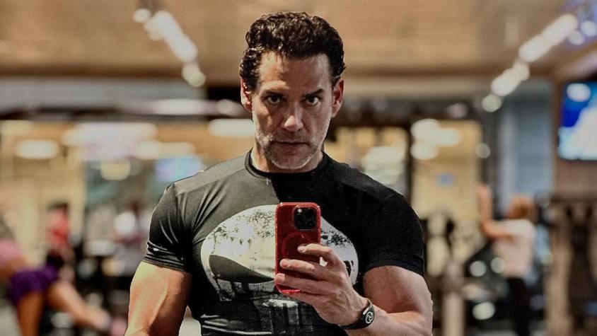 Posó a torso desnudo: Cristián de la Fuente mostró su trabajado físico a sus 51 años