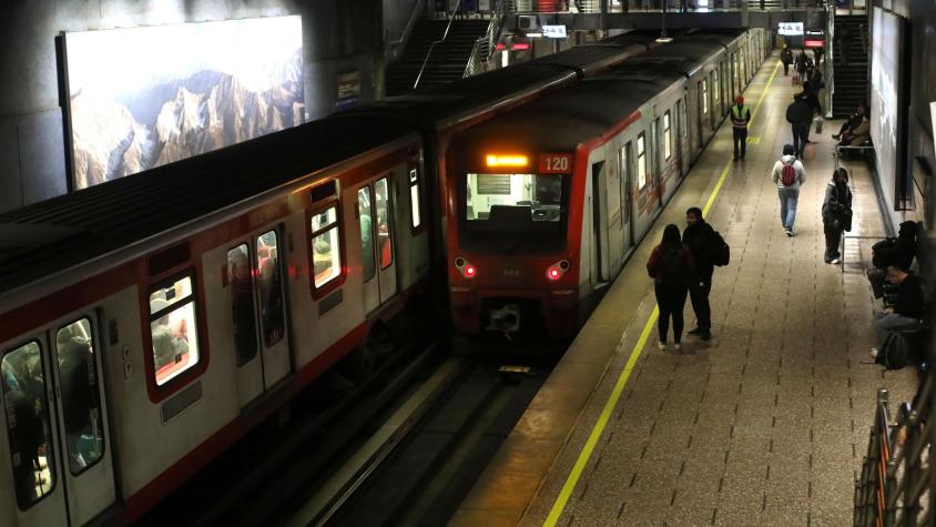 Conductora de Metro queda totalmente afectada al informar sobre persona que se lanzó a las vías: "Estaba llorando"