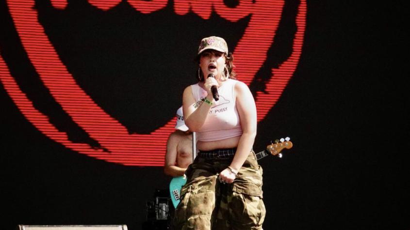 Impactante momento: Reconocida cantante se desploma frente al público en Nueva York