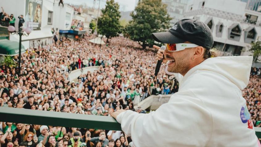 Revelan que cafetería que recibió show gratuito de Feid en Providencia fue clausurada
