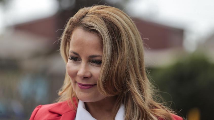 El polémico sufragio de Cathy Barriga: llevó regalos a los vocales de mesa pero se los rechazaron