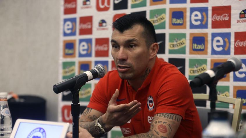 “Mándame un video rico…”: Gary Medel se defiende tras filtración de conversaciones subidas de tono