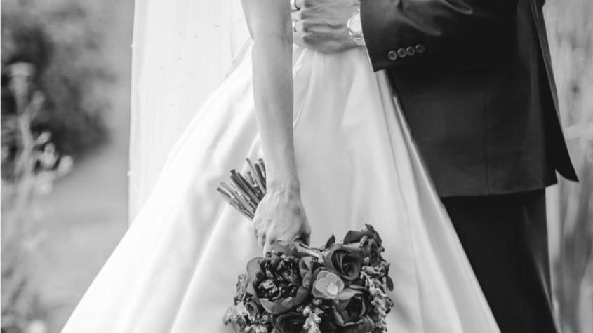 Conocida actriz chilena contrajo matrimonio en íntima celebración junto a colegas