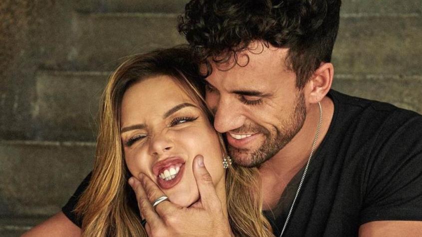 ¿Volvieron? Polémica expareja de chicos reality reaparece junta en un sofá y las redes explotan