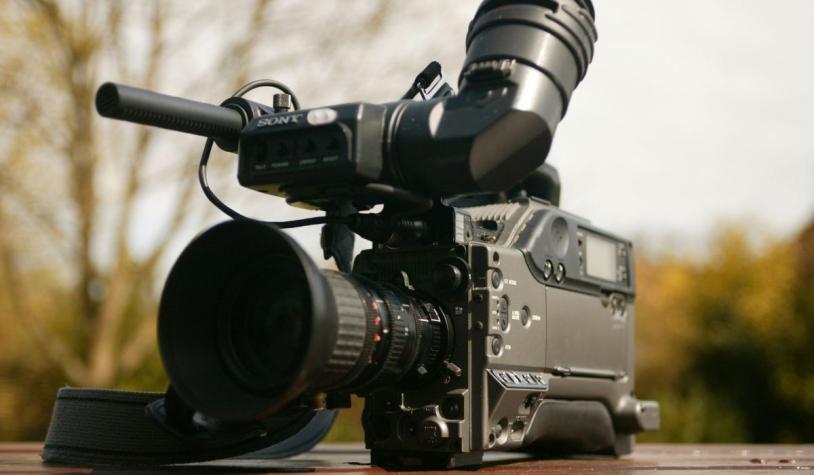 Destacada animadora chilena de televisión sorprende al anunciar su salida de pantalla