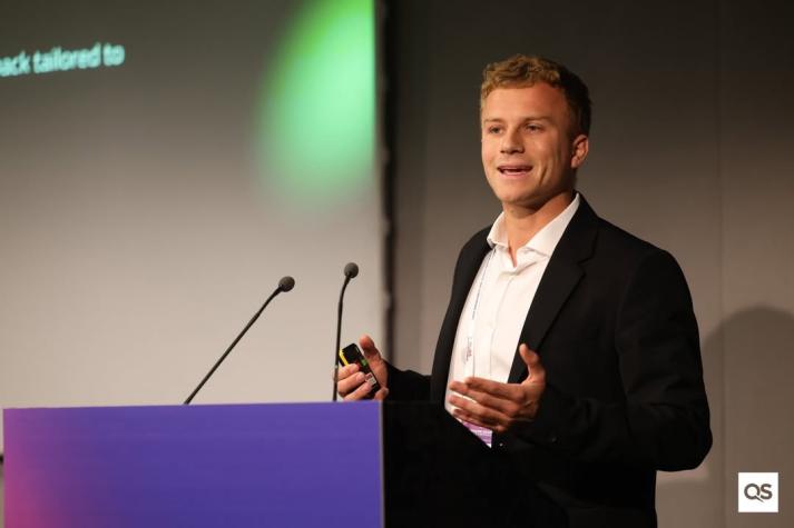 Hijo de Diana Bolocco brilló en destacada conferencia internacional de educación realizada en Londres